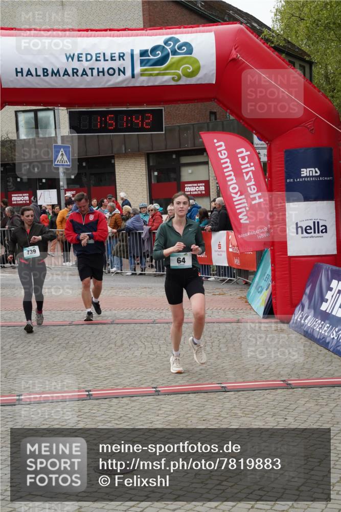 04.05.2025 - 8. Wedeler Halbmarathon Felixshl http://msf.ph/oto/7819883 04.05.2025 11:51:40 Ziel 64, 739, 740 meine-sportfotos.de