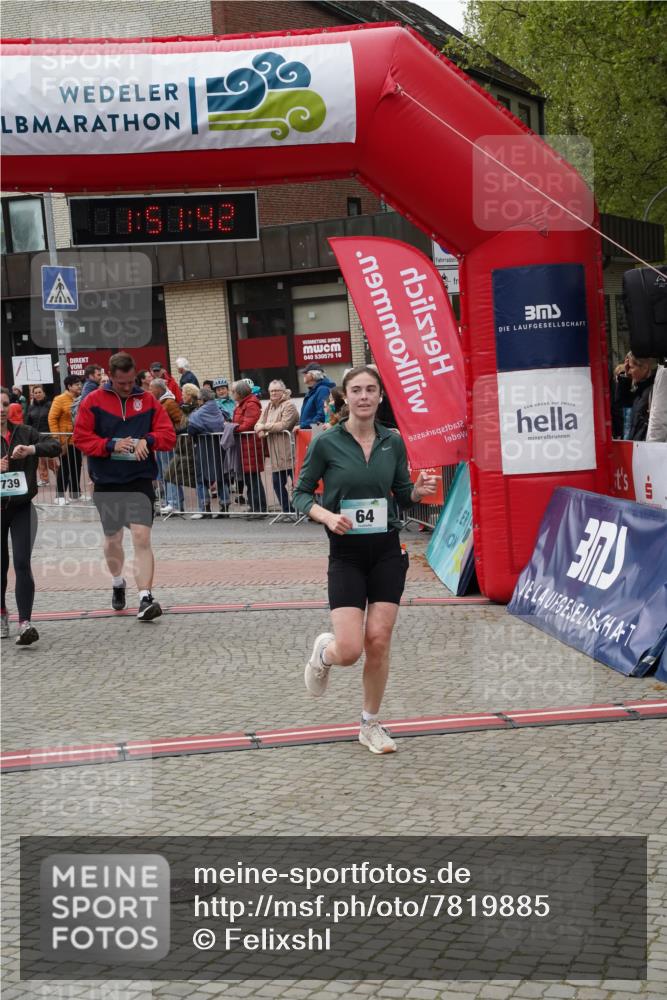 04.05.2025 - 8. Wedeler Halbmarathon Felixshl http://msf.ph/oto/7819885 04.05.2025 11:51:40 Ziel 64, 739, 740 meine-sportfotos.de
