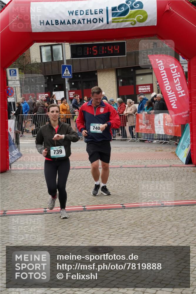 04.05.2025 - 8. Wedeler Halbmarathon Felixshl http://msf.ph/oto/7819888 04.05.2025 11:51:42 Ziel 64, 739, 740 meine-sportfotos.de