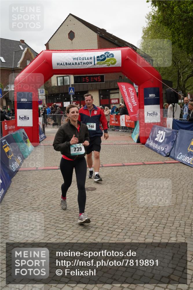 04.05.2025 - 8. Wedeler Halbmarathon Felixshl http://msf.ph/oto/7819891 04.05.2025 11:51:43 Ziel 64, 739, 740 meine-sportfotos.de