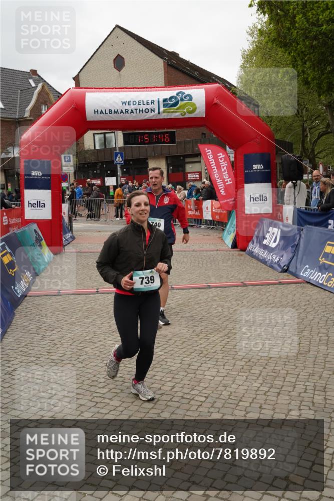 04.05.2025 - 8. Wedeler Halbmarathon Felixshl http://msf.ph/oto/7819892 04.05.2025 11:51:44 Ziel 64, 739, 740 meine-sportfotos.de