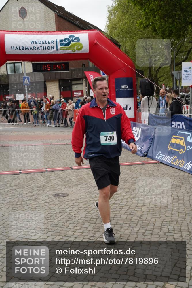 04.05.2025 - 8. Wedeler Halbmarathon Felixshl http://msf.ph/oto/7819896 04.05.2025 11:51:45 Ziel 64, 739, 740 meine-sportfotos.de