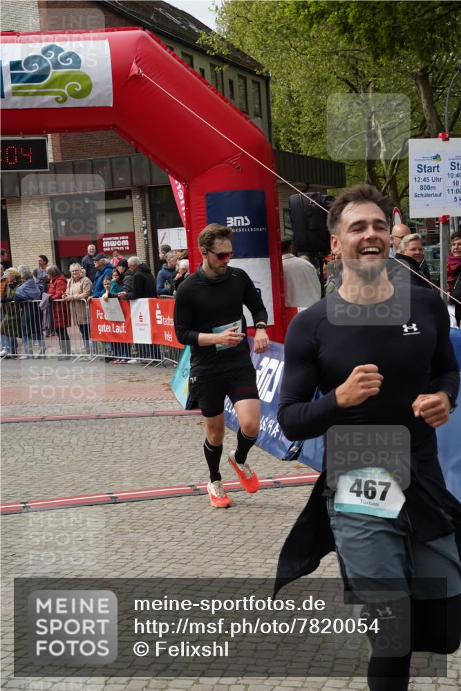 04.05.2025 - 8. Wedeler Halbmarathon Felixshl http://msf.ph/oto/7820054 04.05.2025 11:54:02 Ziel 467, 786, 925 meine-sportfotos.de