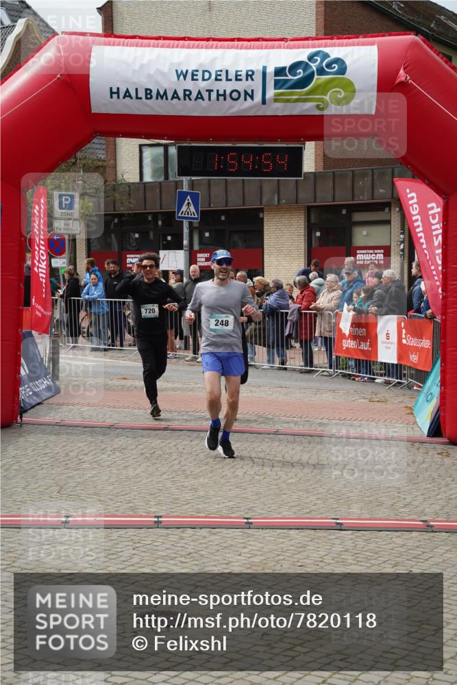 04.05.2025 - 8. Wedeler Halbmarathon Felixshl http://msf.ph/oto/7820118 04.05.2025 11:54:52 Ziel 248, 719, 720 meine-sportfotos.de