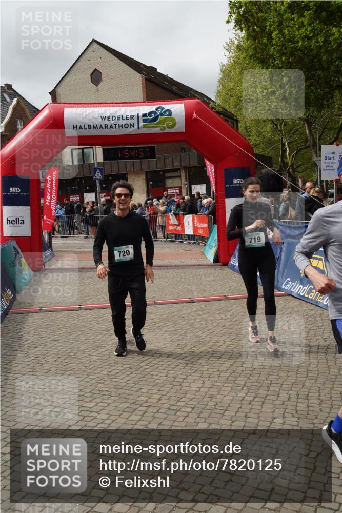 04.05.2025 - 8. Wedeler Halbmarathon Felixshl http://msf.ph/oto/7820125 04.05.2025 11:54:55 Ziel 248, 719, 720 meine-sportfotos.de
