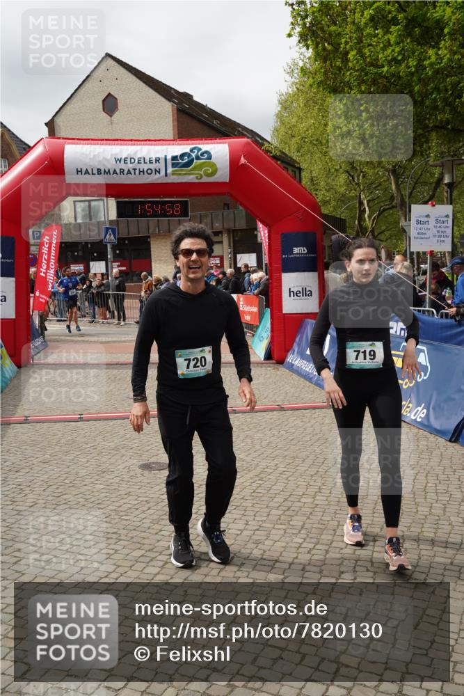 04.05.2025 - 8. Wedeler Halbmarathon Felixshl http://msf.ph/oto/7820130 04.05.2025 11:54:56 Ziel 240, 248, 429, 719, 720 meine-sportfotos.de