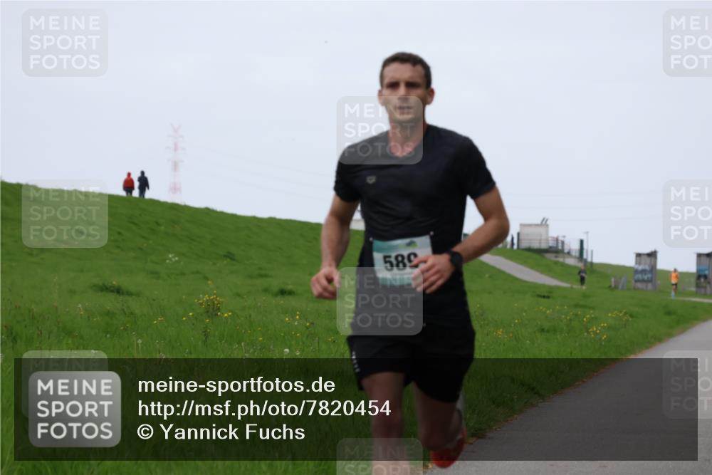 04.05.2025 - 8. Wedeler Halbmarathon Yannick Fuchs http://msf.ph/oto/7820454 04.05.2025 11:08:17 Laufen 589 meine-sportfotos.de