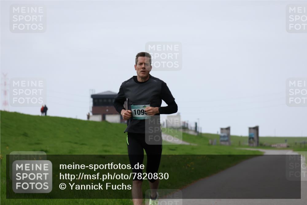 04.05.2025 - 8. Wedeler Halbmarathon Yannick Fuchs http://msf.ph/oto/7820830 04.05.2025 11:09:21 Laufen 1095 meine-sportfotos.de