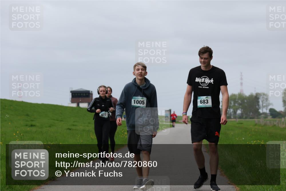 04.05.2025 - 8. Wedeler Halbmarathon Yannick Fuchs http://msf.ph/oto/7820860 04.05.2025 12:05:02 Laufen 677, 1005, 683 meine-sportfotos.de