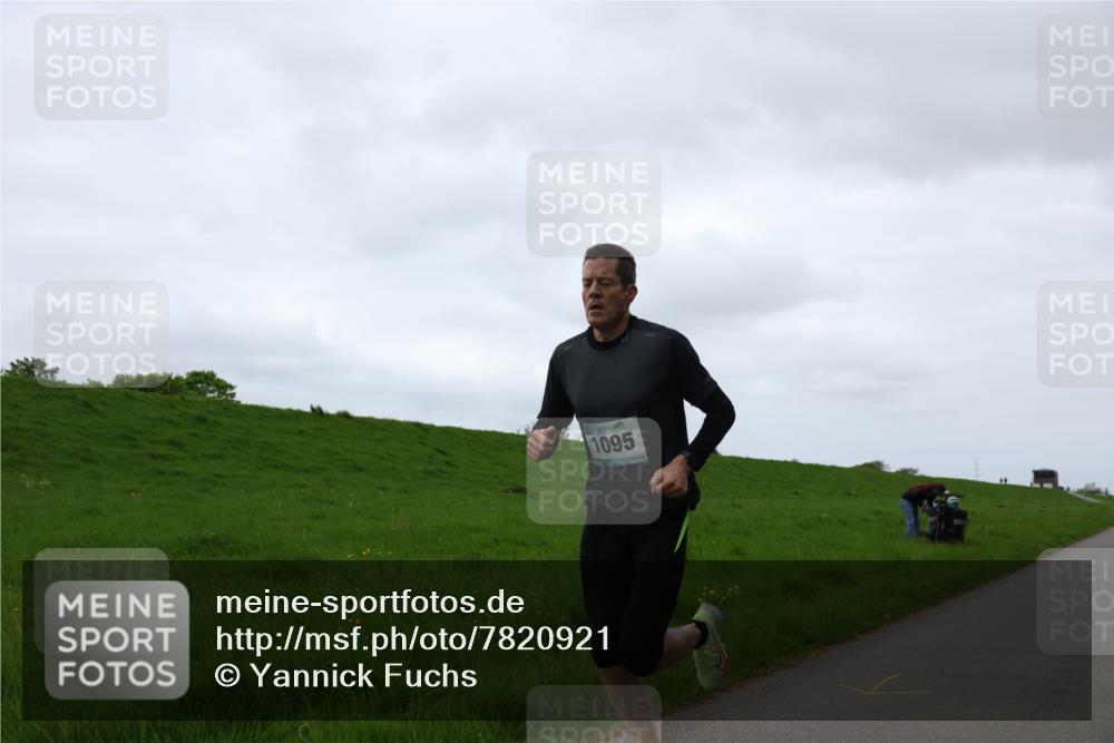 04.05.2025 - 8. Wedeler Halbmarathon Yannick Fuchs http://msf.ph/oto/7820921 04.05.2025 11:09:25 Laufen 1095 meine-sportfotos.de