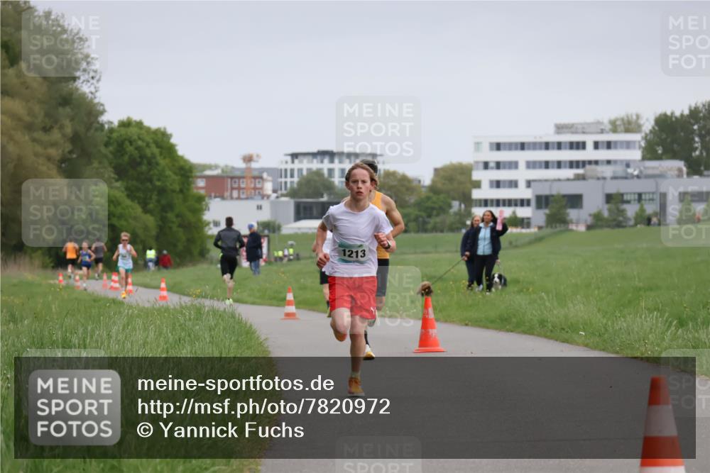 04.05.2025 - 8. Wedeler Halbmarathon Yannick Fuchs http://msf.ph/oto/7820972 04.05.2025 11:09:49 Laufen 1213 meine-sportfotos.de