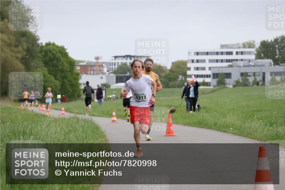 04.05.2025 - 8. Wedeler Halbmarathon Yannick Fuchs http://msf.ph/oto/7820998 04.05.2025 11:09:49 Laufen 1213 meine-sportfotos.de