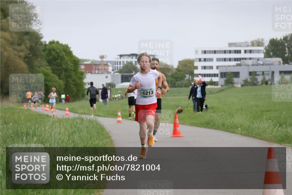 04.05.2025 - 8. Wedeler Halbmarathon Yannick Fuchs http://msf.ph/oto/7821004 04.05.2025 11:09:50 Laufen 1213 meine-sportfotos.de