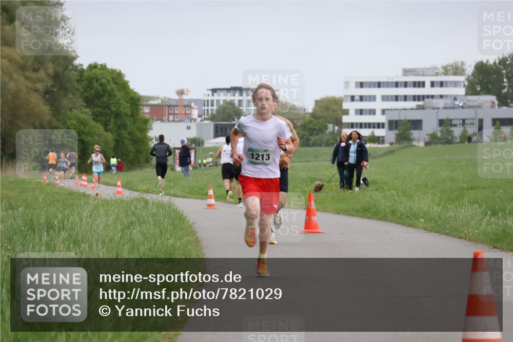 04.05.2025 - 8. Wedeler Halbmarathon Yannick Fuchs http://msf.ph/oto/7821029 04.05.2025 11:09:50 Laufen 1213 meine-sportfotos.de
