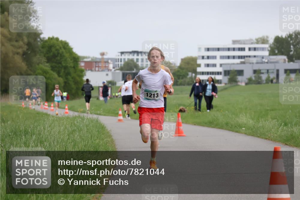 04.05.2025 - 8. Wedeler Halbmarathon Yannick Fuchs http://msf.ph/oto/7821044 04.05.2025 11:09:51 Laufen 1213 meine-sportfotos.de