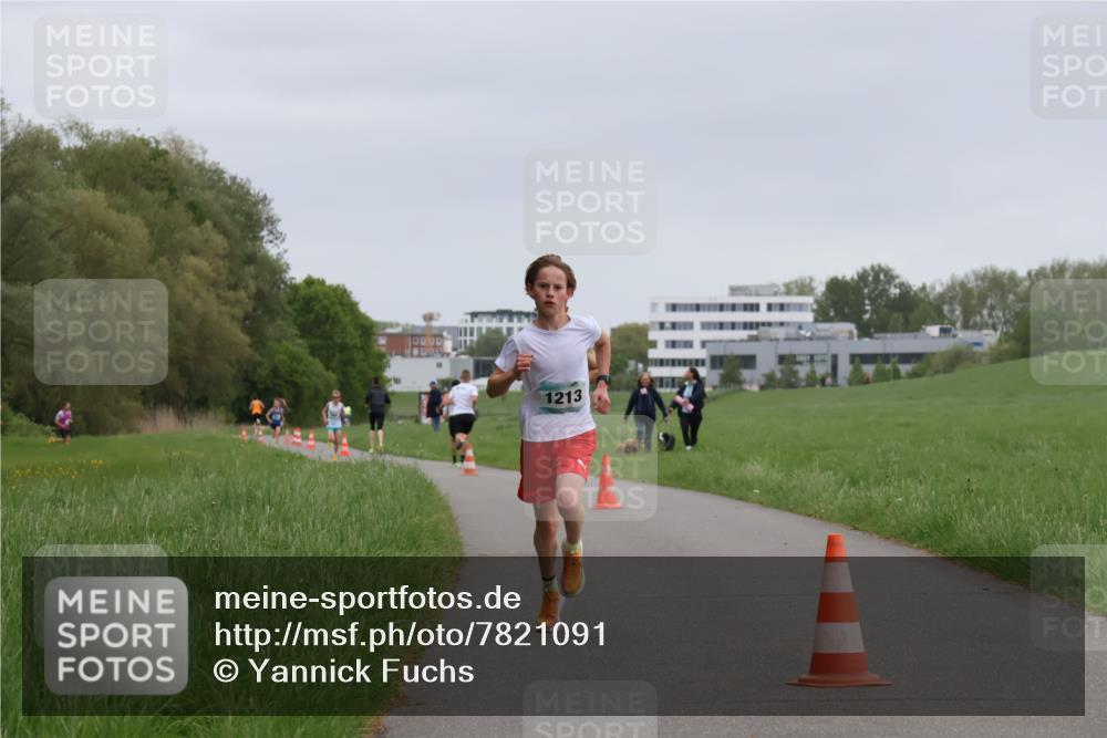 04.05.2025 - 8. Wedeler Halbmarathon Yannick Fuchs http://msf.ph/oto/7821091 04.05.2025 11:09:52 Laufen 1213 meine-sportfotos.de