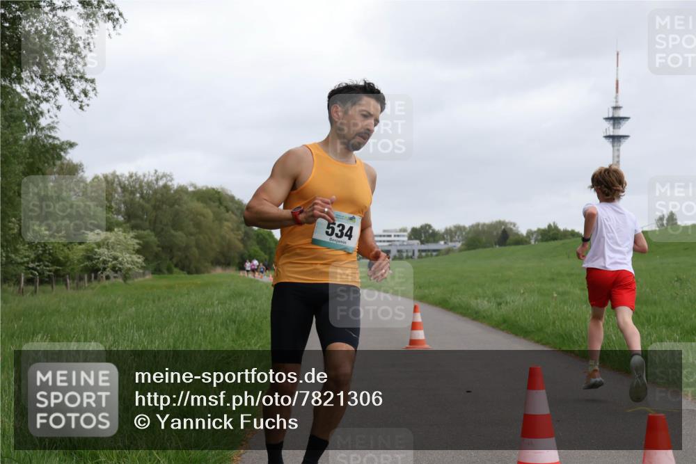 04.05.2025 - 8. Wedeler Halbmarathon Yannick Fuchs http://msf.ph/oto/7821306 04.05.2025 11:09:58 Laufen 534 meine-sportfotos.de
