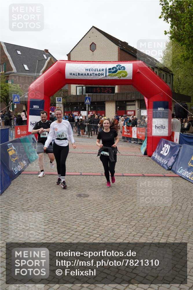04.05.2025 - 8. Wedeler Halbmarathon Felixshl http://msf.ph/oto/7821310 04.05.2025 11:57:23 Ziel 230, 231, 568 meine-sportfotos.de