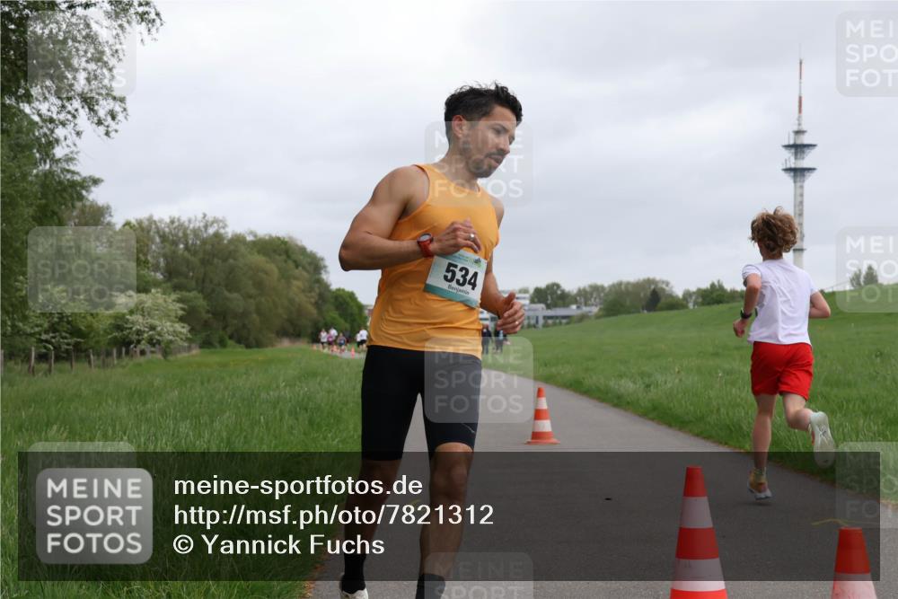 04.05.2025 - 8. Wedeler Halbmarathon Yannick Fuchs http://msf.ph/oto/7821312 04.05.2025 11:09:58 Laufen 534 meine-sportfotos.de