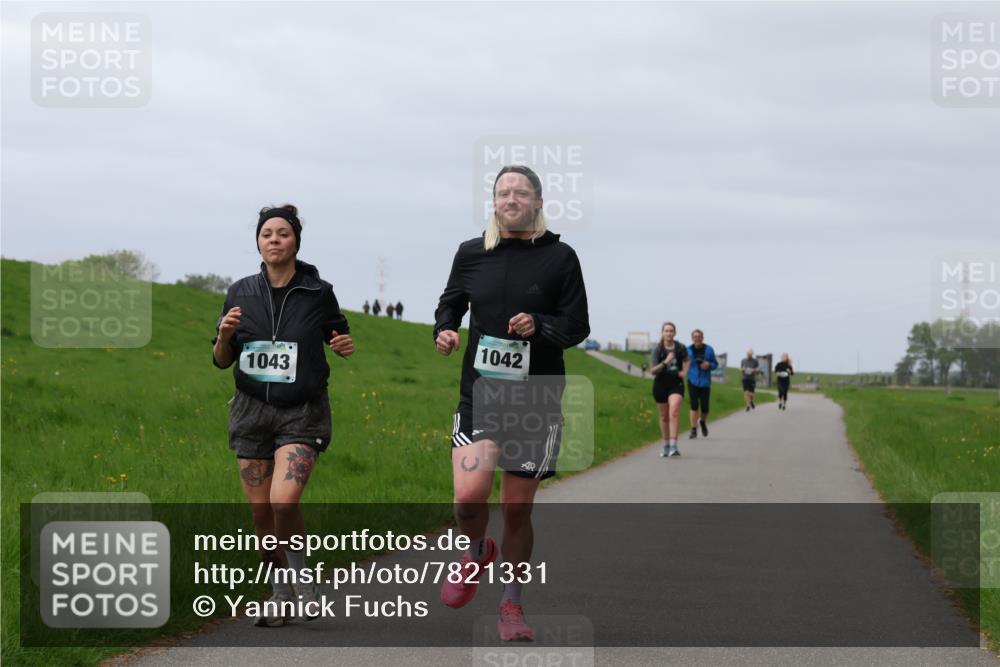 04.05.2025 - 8. Wedeler Halbmarathon Yannick Fuchs http://msf.ph/oto/7821331 04.05.2025 12:06:57 Laufen 1042, 1043 meine-sportfotos.de