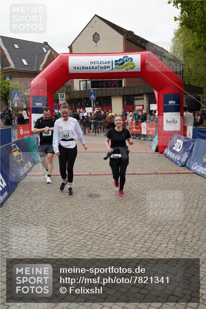 04.05.2025 - 8. Wedeler Halbmarathon Felixshl http://msf.ph/oto/7821341 04.05.2025 11:57:23 Ziel 230, 231, 568 meine-sportfotos.de