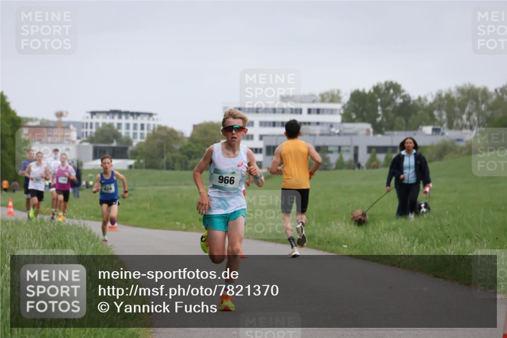 04.05.2025 - 8. Wedeler Halbmarathon Yannick Fuchs http://msf.ph/oto/7821370 04.05.2025 11:10:08 Laufen 996 meine-sportfotos.de