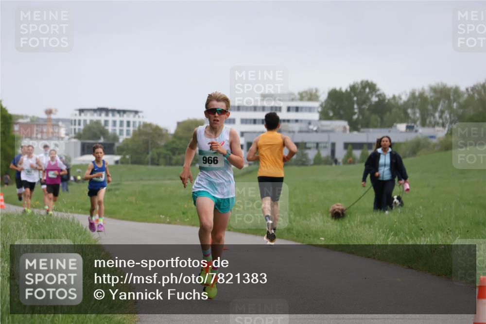 04.05.2025 - 8. Wedeler Halbmarathon Yannick Fuchs http://msf.ph/oto/7821383 04.05.2025 11:10:09 Laufen 966 meine-sportfotos.de