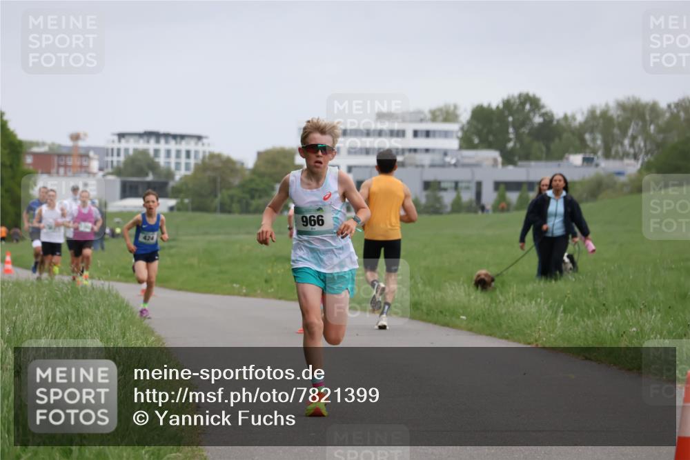 04.05.2025 - 8. Wedeler Halbmarathon Yannick Fuchs http://msf.ph/oto/7821399 04.05.2025 11:10:09 Laufen 424, 966 meine-sportfotos.de