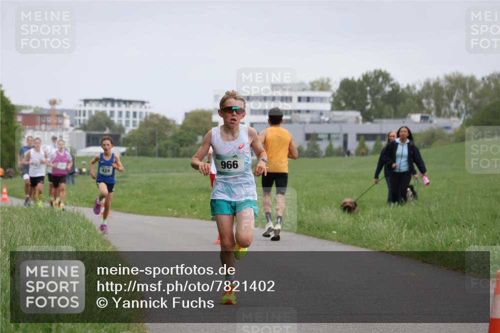 04.05.2025 - 8. Wedeler Halbmarathon Yannick Fuchs http://msf.ph/oto/7821402 04.05.2025 11:10:09 Laufen 966, 424 meine-sportfotos.de