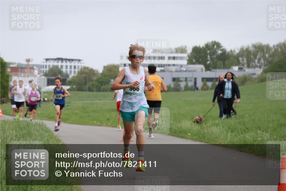 04.05.2025 - 8. Wedeler Halbmarathon Yannick Fuchs http://msf.ph/oto/7821411 04.05.2025 11:10:09 Laufen 966, 424 meine-sportfotos.de