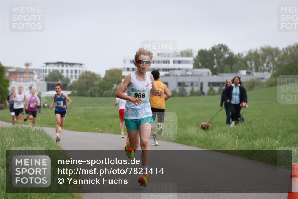 04.05.2025 - 8. Wedeler Halbmarathon Yannick Fuchs http://msf.ph/oto/7821414 04.05.2025 11:10:09 Laufen 966 meine-sportfotos.de