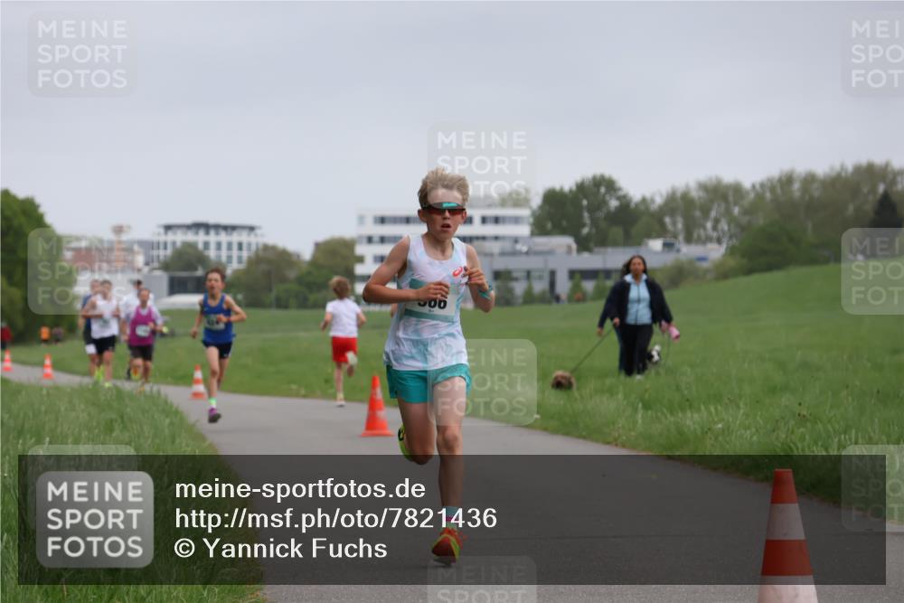 04.05.2025 - 8. Wedeler Halbmarathon Yannick Fuchs http://msf.ph/oto/7821436 04.05.2025 11:10:10 Laufen 008 meine-sportfotos.de