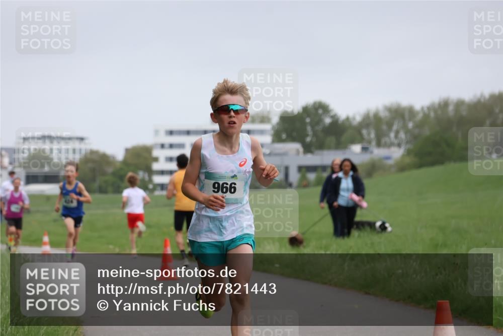 04.05.2025 - 8. Wedeler Halbmarathon Yannick Fuchs http://msf.ph/oto/7821443 04.05.2025 11:10:10 Laufen 966, 64 meine-sportfotos.de