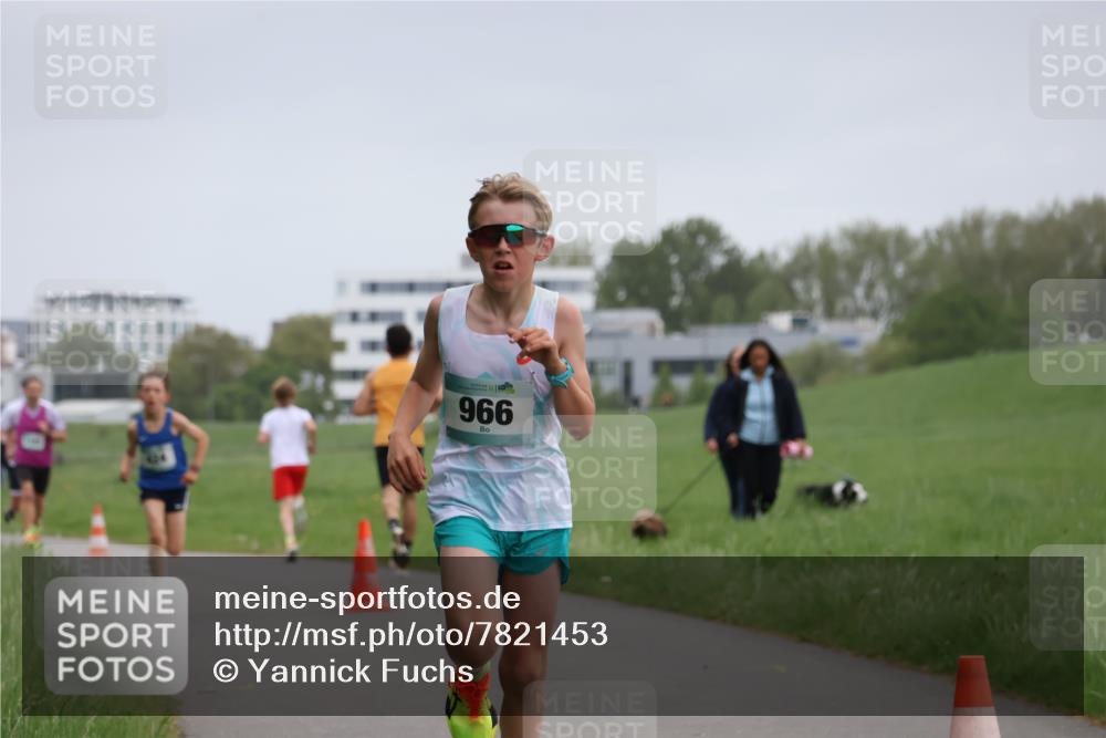 04.05.2025 - 8. Wedeler Halbmarathon Yannick Fuchs http://msf.ph/oto/7821453 04.05.2025 11:10:11 Laufen 966 meine-sportfotos.de