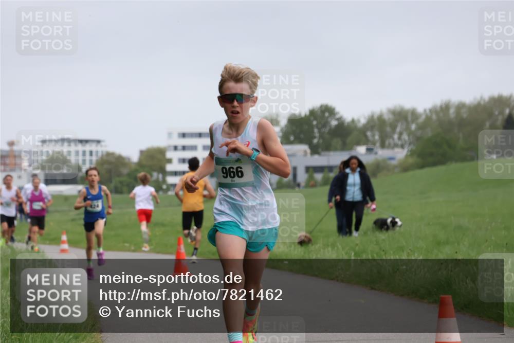 04.05.2025 - 8. Wedeler Halbmarathon Yannick Fuchs http://msf.ph/oto/7821462 04.05.2025 11:10:11 Laufen 424, 966 meine-sportfotos.de