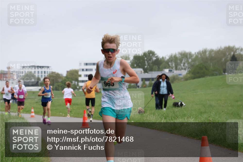 04.05.2025 - 8. Wedeler Halbmarathon Yannick Fuchs http://msf.ph/oto/7821468 04.05.2025 11:10:11 Laufen 965 meine-sportfotos.de