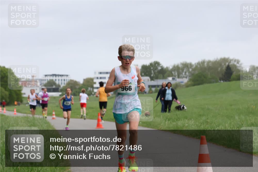 04.05.2025 - 8. Wedeler Halbmarathon Yannick Fuchs http://msf.ph/oto/7821486 04.05.2025 11:10:11 Laufen 966 meine-sportfotos.de