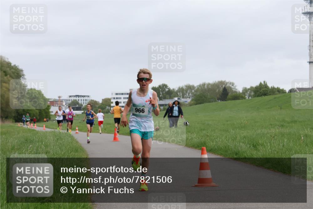 04.05.2025 - 8. Wedeler Halbmarathon Yannick Fuchs http://msf.ph/oto/7821506 04.05.2025 11:10:11 Laufen 10000, 424, 996 meine-sportfotos.de