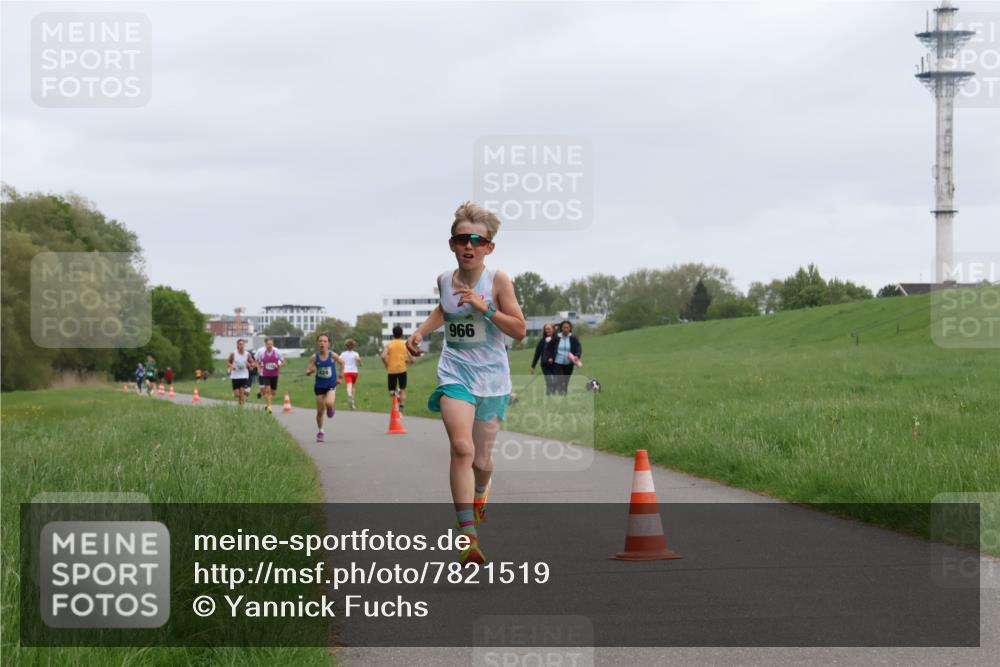 04.05.2025 - 8. Wedeler Halbmarathon Yannick Fuchs http://msf.ph/oto/7821519 04.05.2025 11:10:11 Laufen 966 meine-sportfotos.de