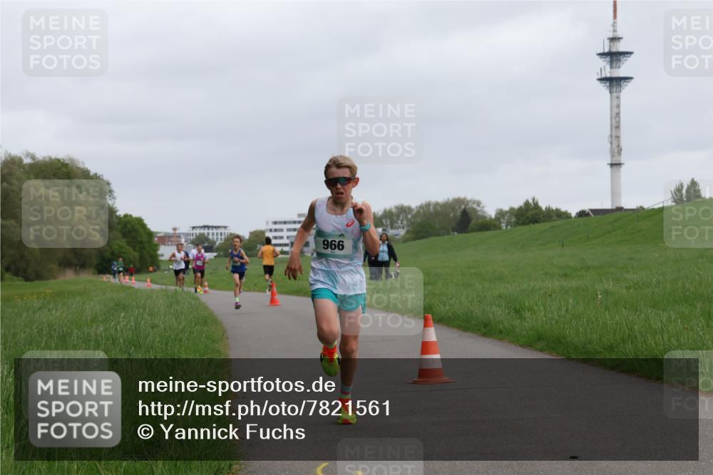 04.05.2025 - 8. Wedeler Halbmarathon Yannick Fuchs http://msf.ph/oto/7821561 04.05.2025 11:10:12 Laufen 966 meine-sportfotos.de