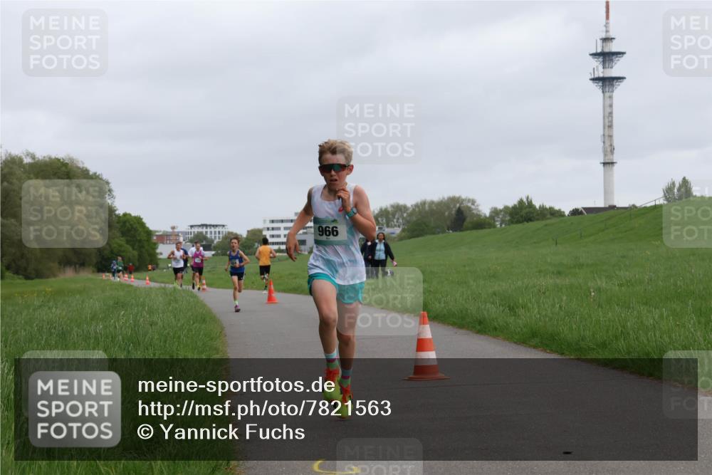04.05.2025 - 8. Wedeler Halbmarathon Yannick Fuchs http://msf.ph/oto/7821563 04.05.2025 11:10:12 Laufen 966 meine-sportfotos.de