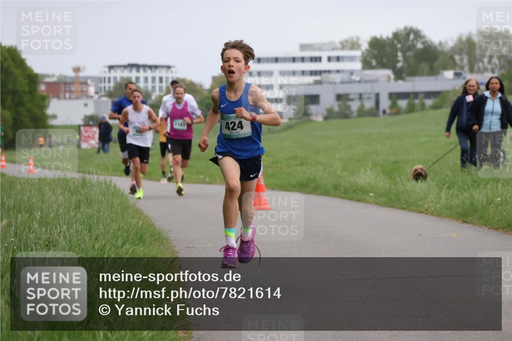 04.05.2025 - 8. Wedeler Halbmarathon Yannick Fuchs http://msf.ph/oto/7821614 04.05.2025 11:10:15 Laufen 1103, 424 meine-sportfotos.de