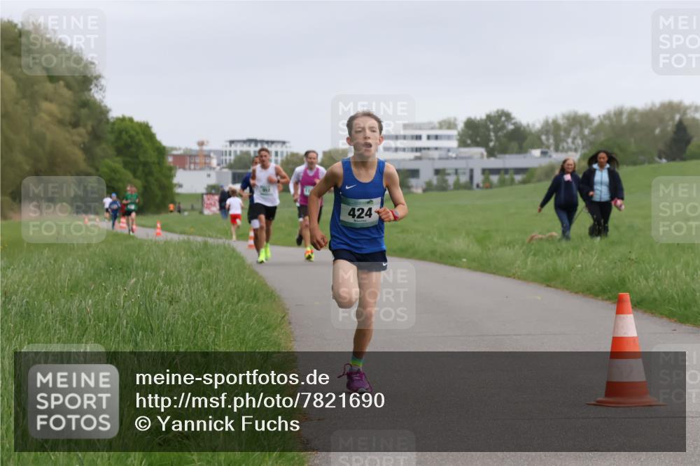 04.05.2025 - 8. Wedeler Halbmarathon Yannick Fuchs http://msf.ph/oto/7821690 04.05.2025 11:10:17 Laufen 424 meine-sportfotos.de