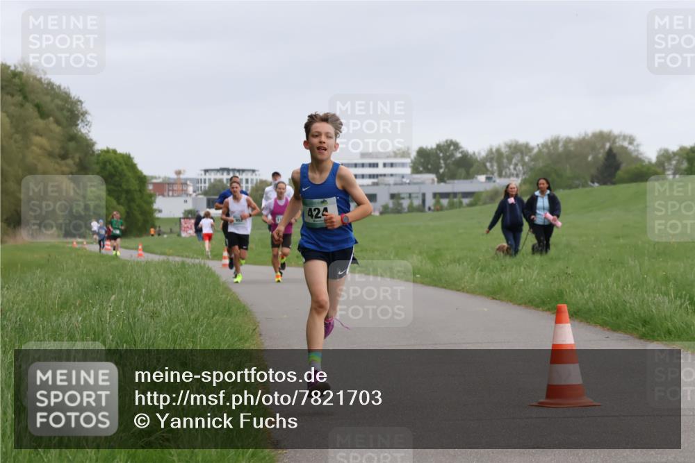 04.05.2025 - 8. Wedeler Halbmarathon Yannick Fuchs http://msf.ph/oto/7821703 04.05.2025 11:10:17 Laufen 424 meine-sportfotos.de