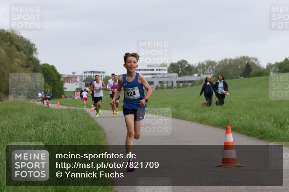 04.05.2025 - 8. Wedeler Halbmarathon Yannick Fuchs http://msf.ph/oto/7821709 04.05.2025 11:10:17 Laufen 424 meine-sportfotos.de