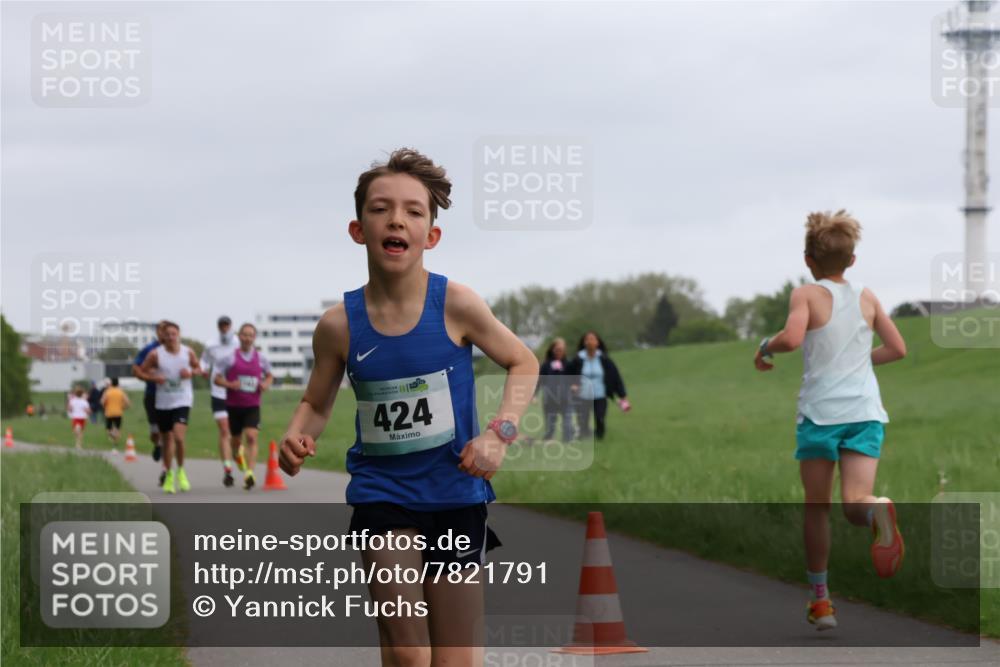 04.05.2025 - 8. Wedeler Halbmarathon Yannick Fuchs http://msf.ph/oto/7821791 04.05.2025 11:10:19 Laufen 424 meine-sportfotos.de