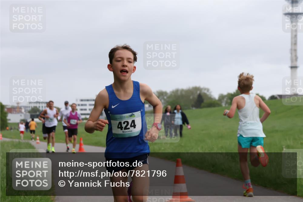 04.05.2025 - 8. Wedeler Halbmarathon Yannick Fuchs http://msf.ph/oto/7821796 04.05.2025 11:10:19 Laufen 424 meine-sportfotos.de