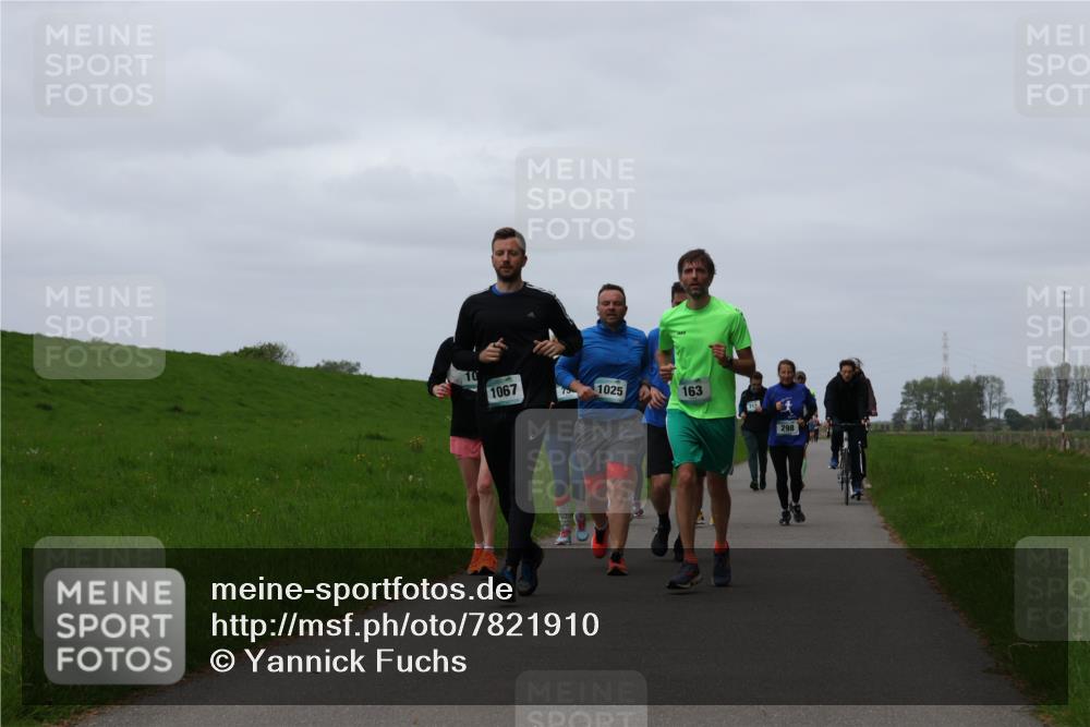 04.05.2025 - 8. Wedeler Halbmarathon Yannick Fuchs http://msf.ph/oto/7821910 04.05.2025 11:29:05 Laufen 1067, 1025, 163, 712, 298 meine-sportfotos.de