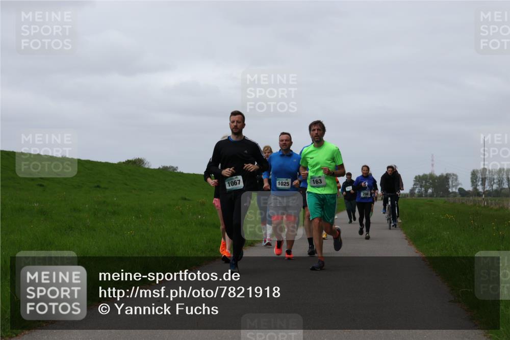 04.05.2025 - 8. Wedeler Halbmarathon Yannick Fuchs http://msf.ph/oto/7821918 04.05.2025 11:29:05 Laufen 1067, 1025, 163, 712 meine-sportfotos.de