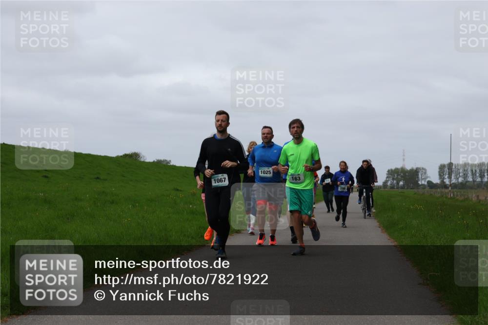 04.05.2025 - 8. Wedeler Halbmarathon Yannick Fuchs http://msf.ph/oto/7821922 04.05.2025 11:29:05 Laufen 1067, 1025, 163, 298 meine-sportfotos.de